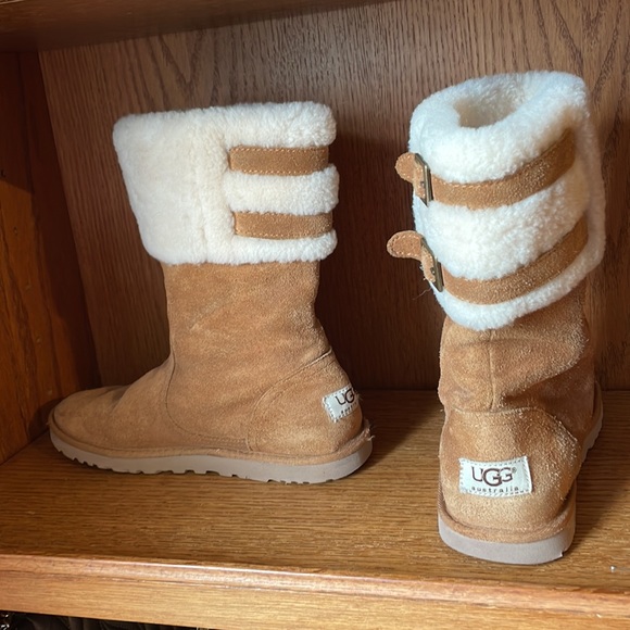 Adorable comfy Ugg boots - Picture 3 of 4